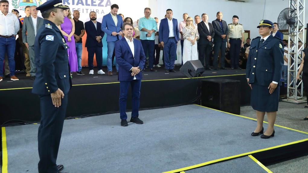 Foto do prefeito Evandro Leitão em cerimônia de transferência de comando da Guarda Municipal de Fortaleza