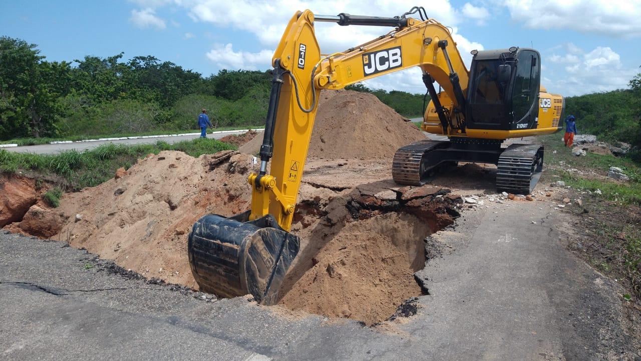 Máquina trabalha em buraco na pista da CE-085, em Quatro Bocas, Paracuru