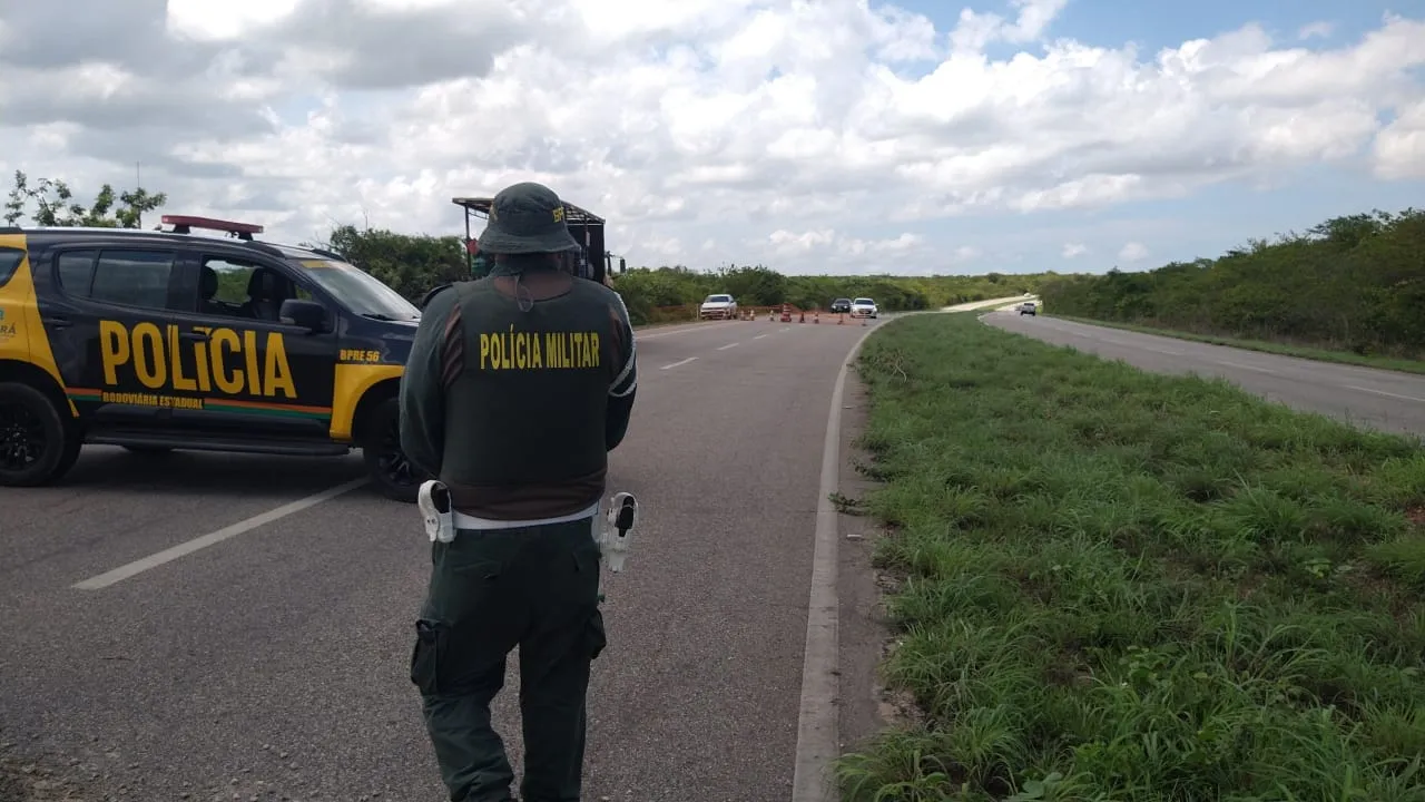 Policial orienta trânsito na CE-085 após cratera abrir no asfalto