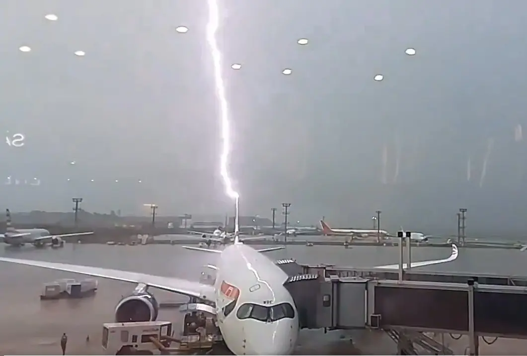 Avião atingido por raio era um Airbus A350-1041 da British Airways