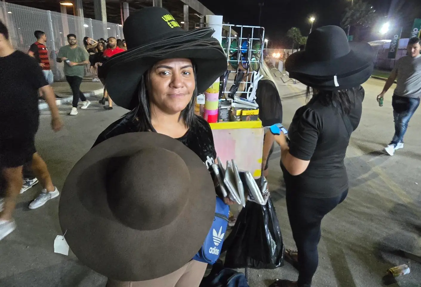 Raquele percorre o Brasil vendendo o chapéu de Natanzinho
