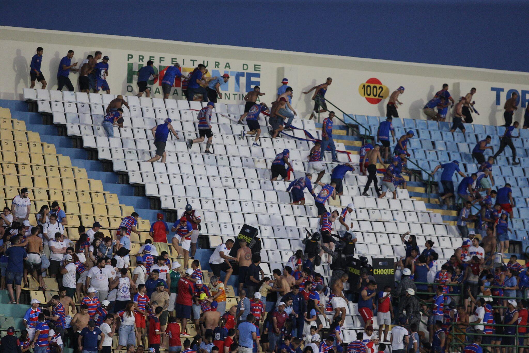 Foto de briga generalizada entre torcedores do Fortaleza