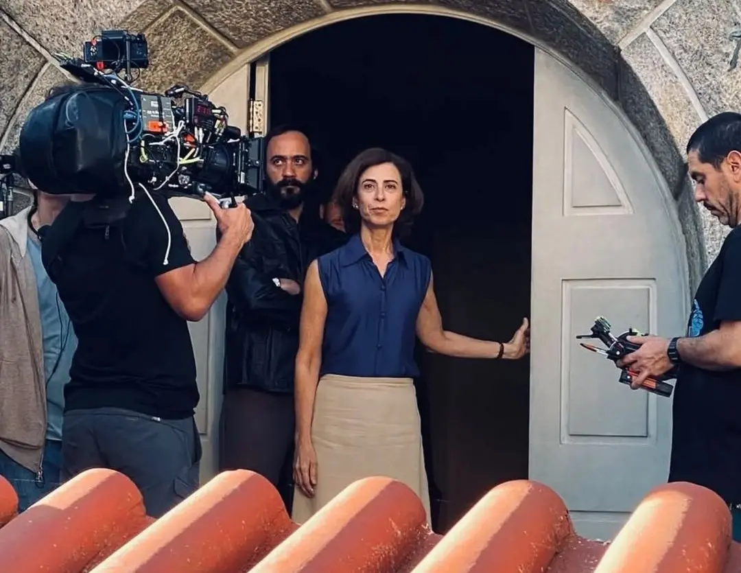 Fernanda Torres na frente da casa