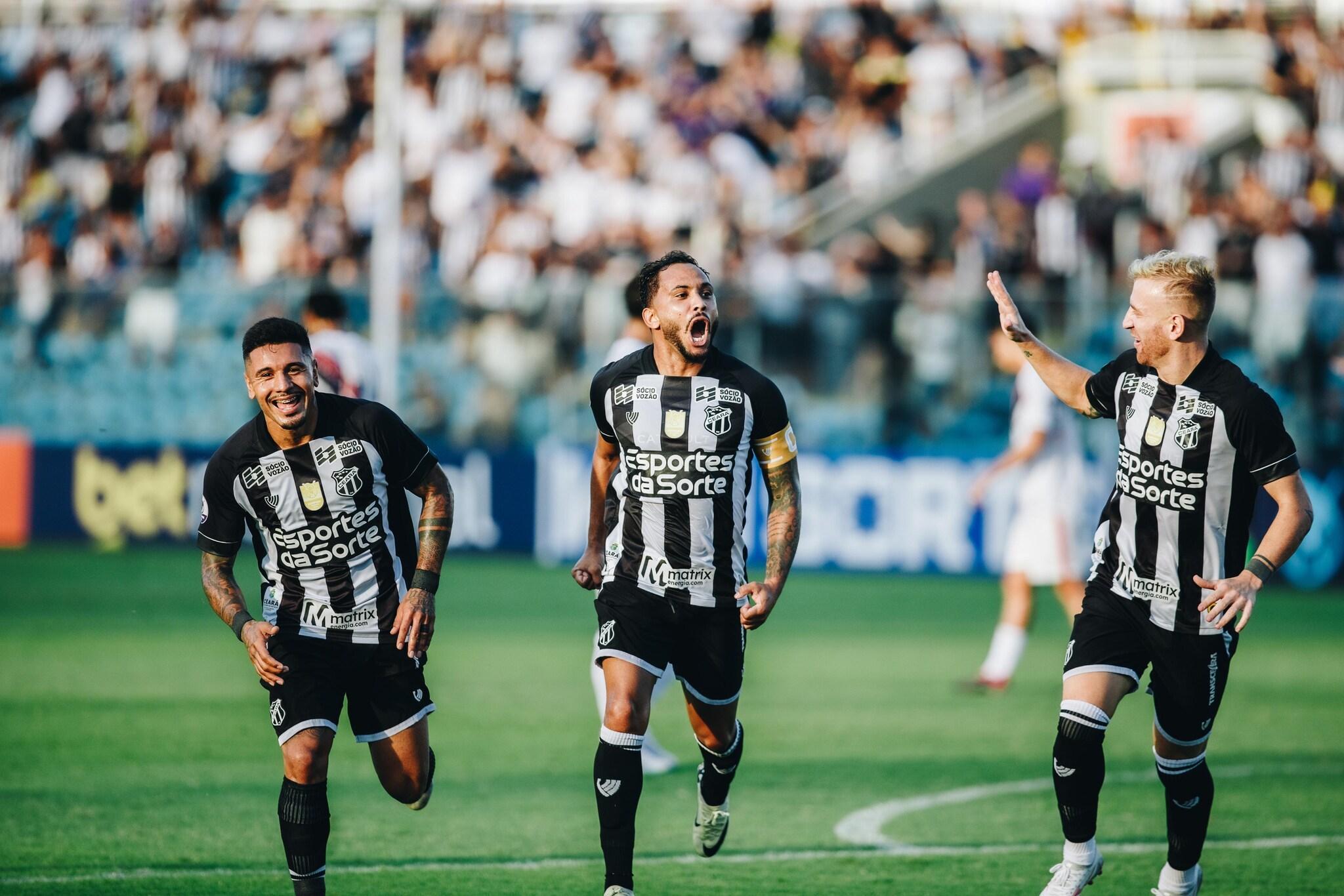 Foto do Lourenço comemorando um gol