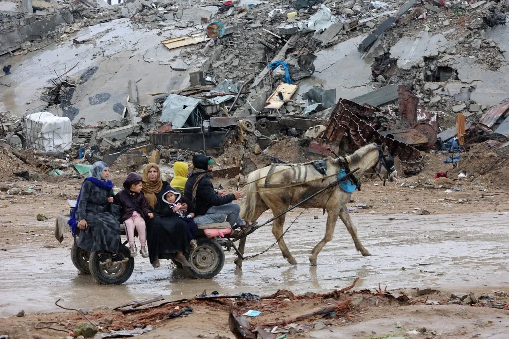 Homens, mulheres e crianças foram vistos caminhando, com malas ou empurrando carroças, pela estrada costeira para o norte do território palestino