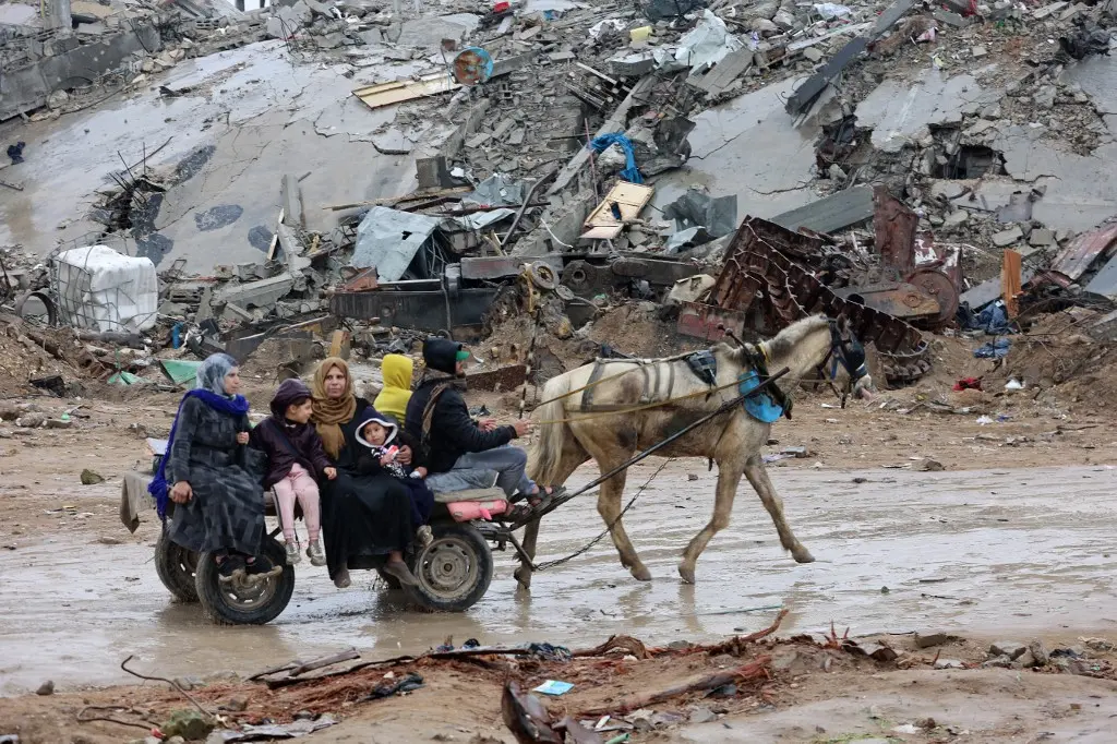 Crianças sendo carregadas por cavalos