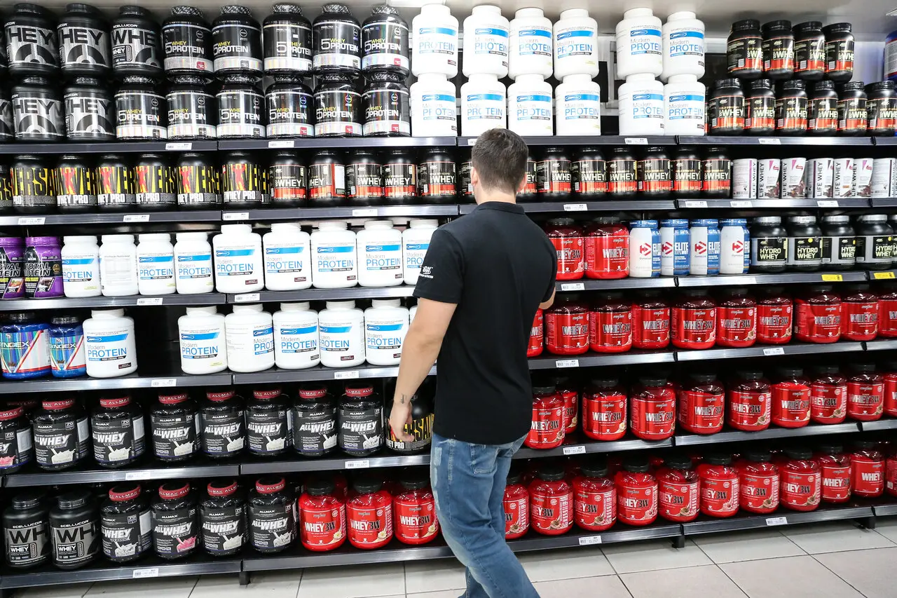 prateleira com produtos whey protein