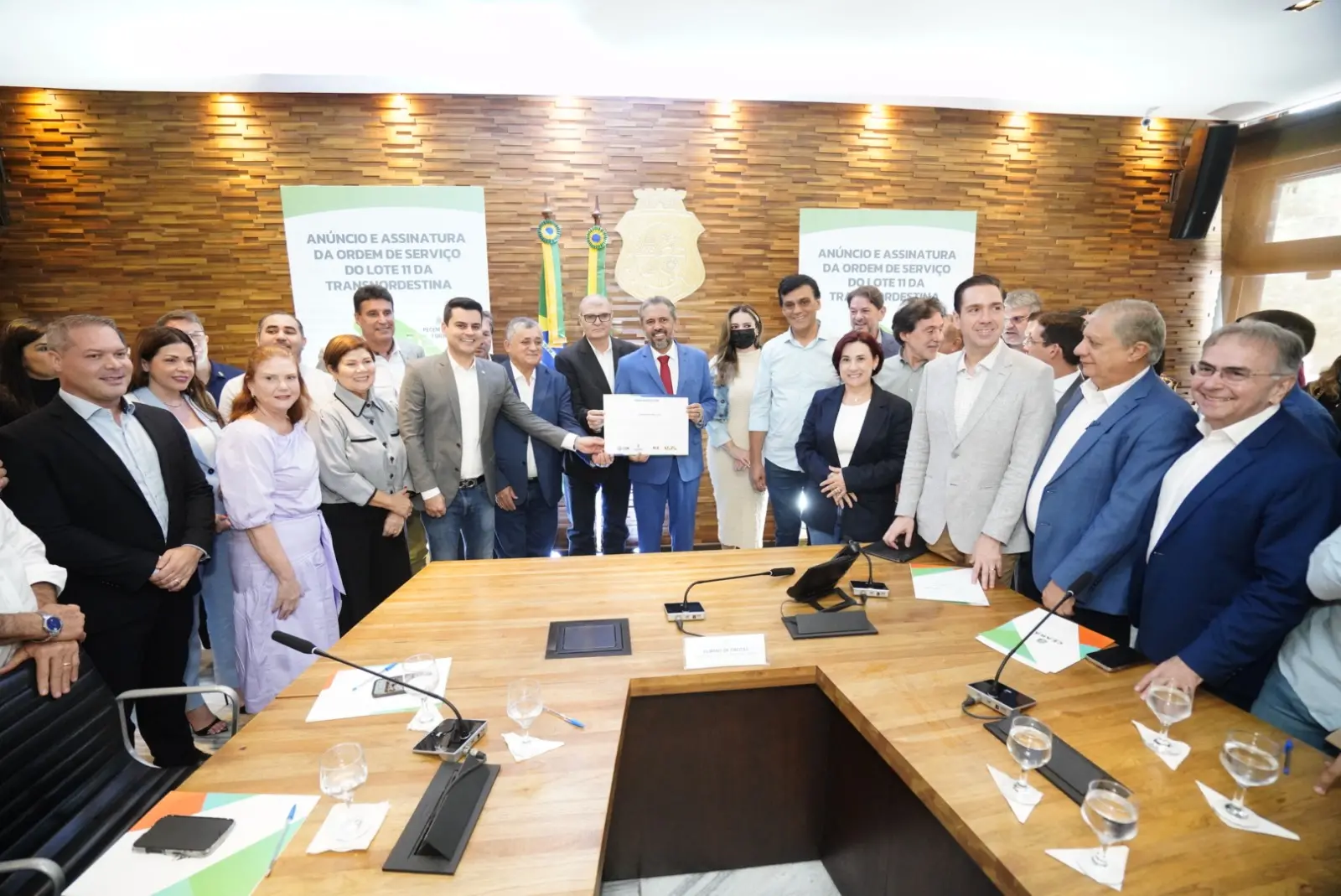 Autoridades acompanham a assinatura da ordem de serviço para trecho no Pecém da Transnordestina