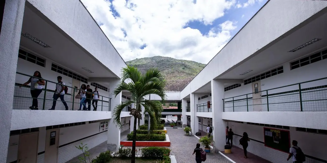 Alunos em corredores do primeiro andar de escola