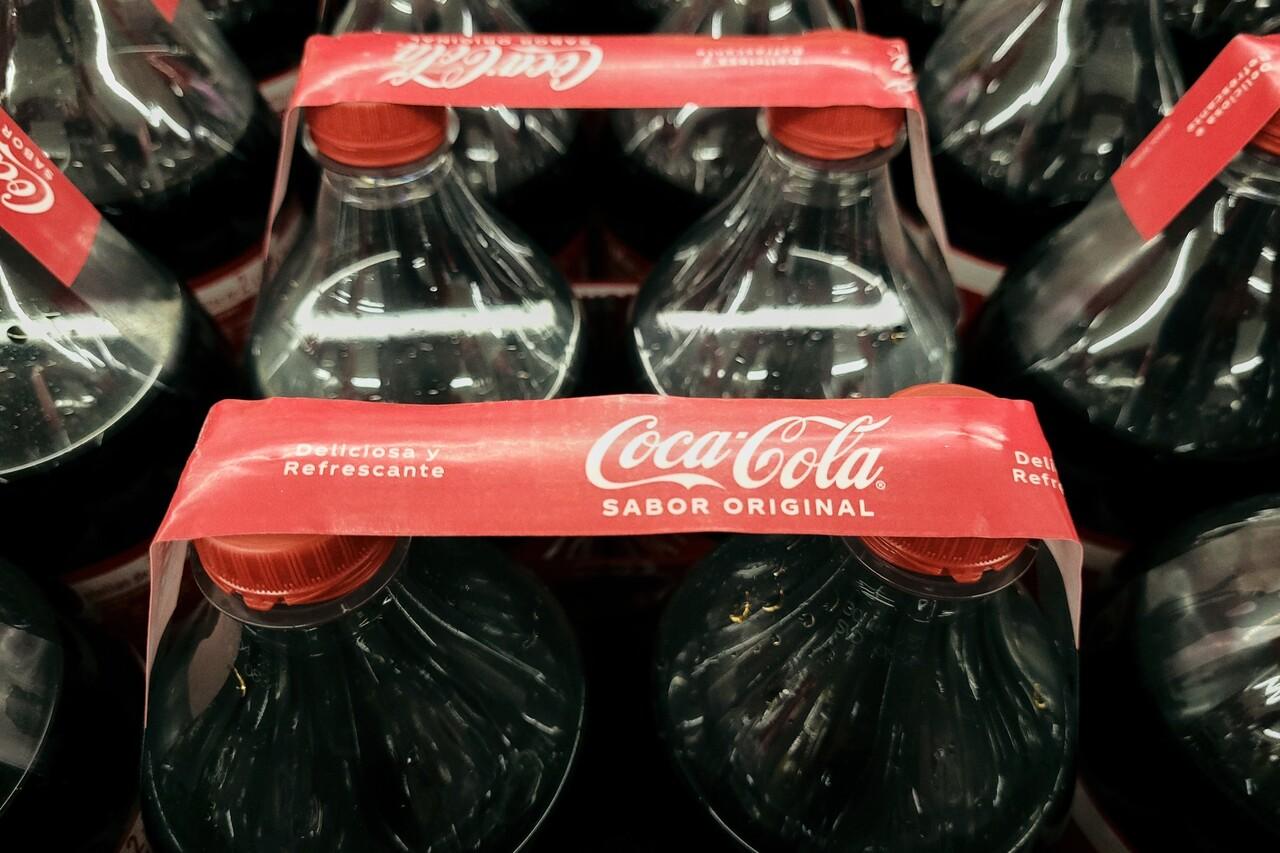 Embalagens da marca Coca-Cola, que retirou produtos em vários países da Europa devido a níveis elevados de clorato.