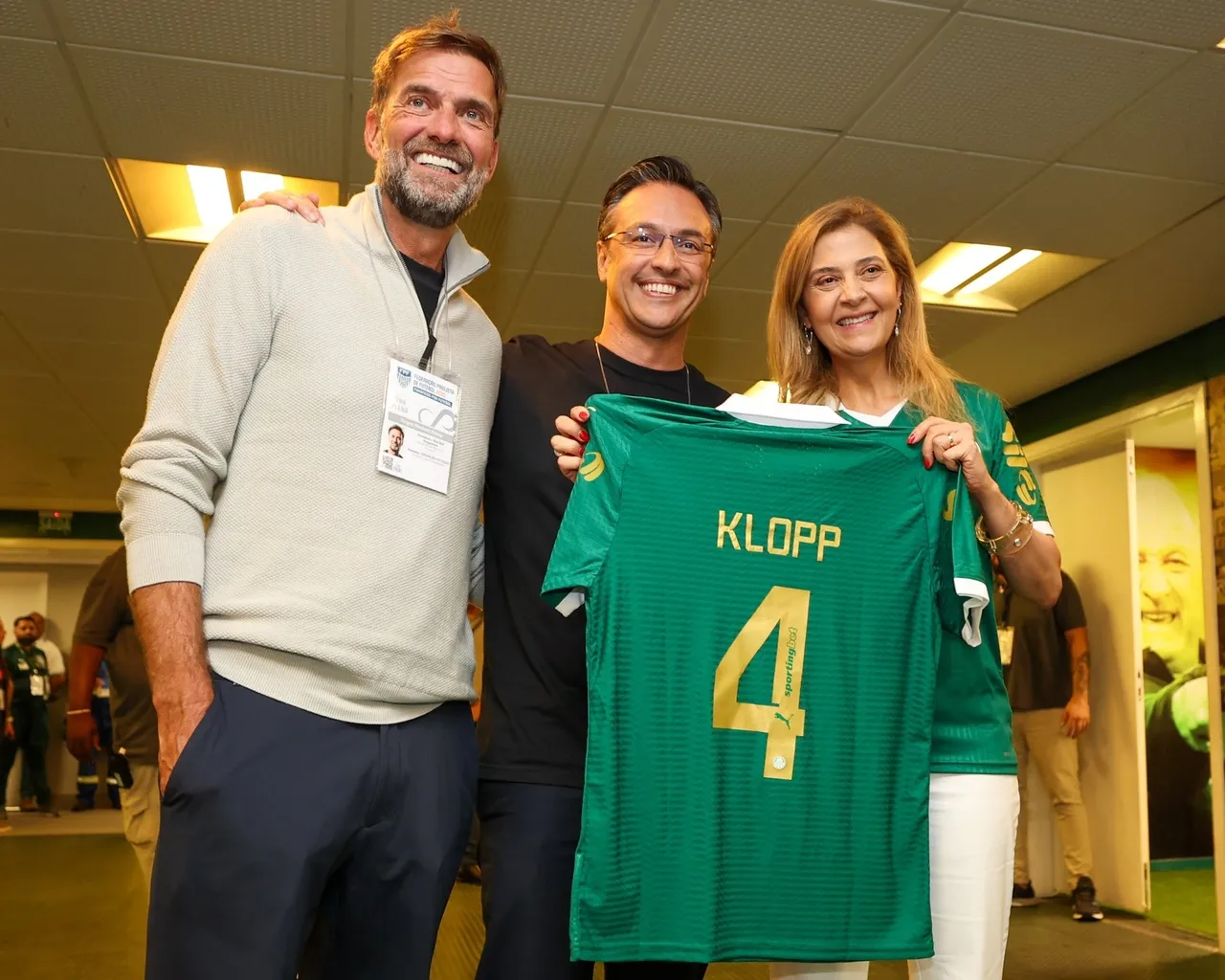 Klopp recebeu uma camisa do Palmeiras da presidente do clube, Leila Pereira
