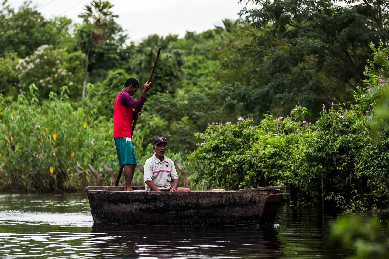 Dois homens dentro de canoa no interior de Sobral