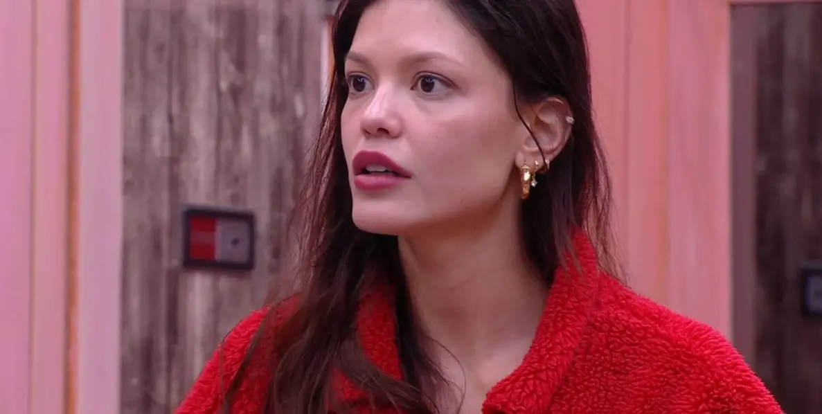 Vitória é uma mulher branca de cabelo castanho liso