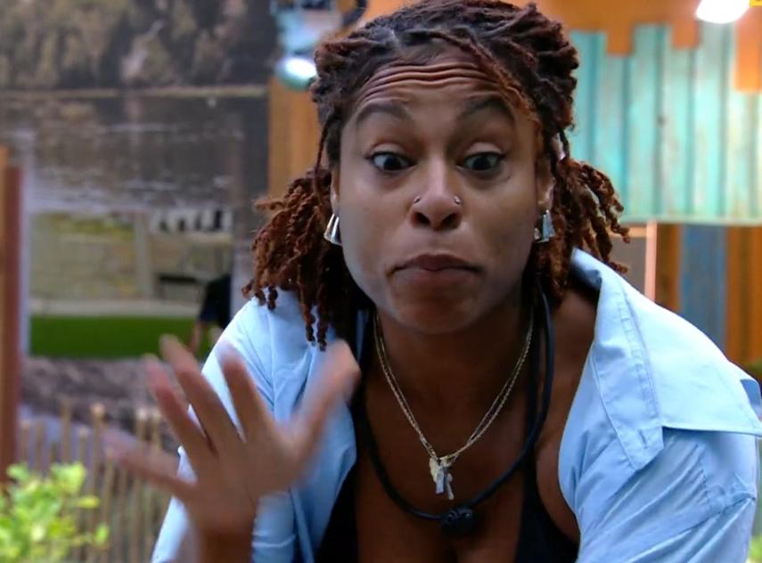 Thamiris é uma mulher negra de cabelos acaju com dread