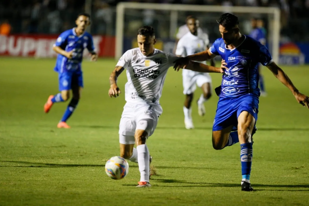 O Ceará criou muitas oportunidades de gol, mas só venceu por 1 a 0 no PV pelo Campeonato Cearense