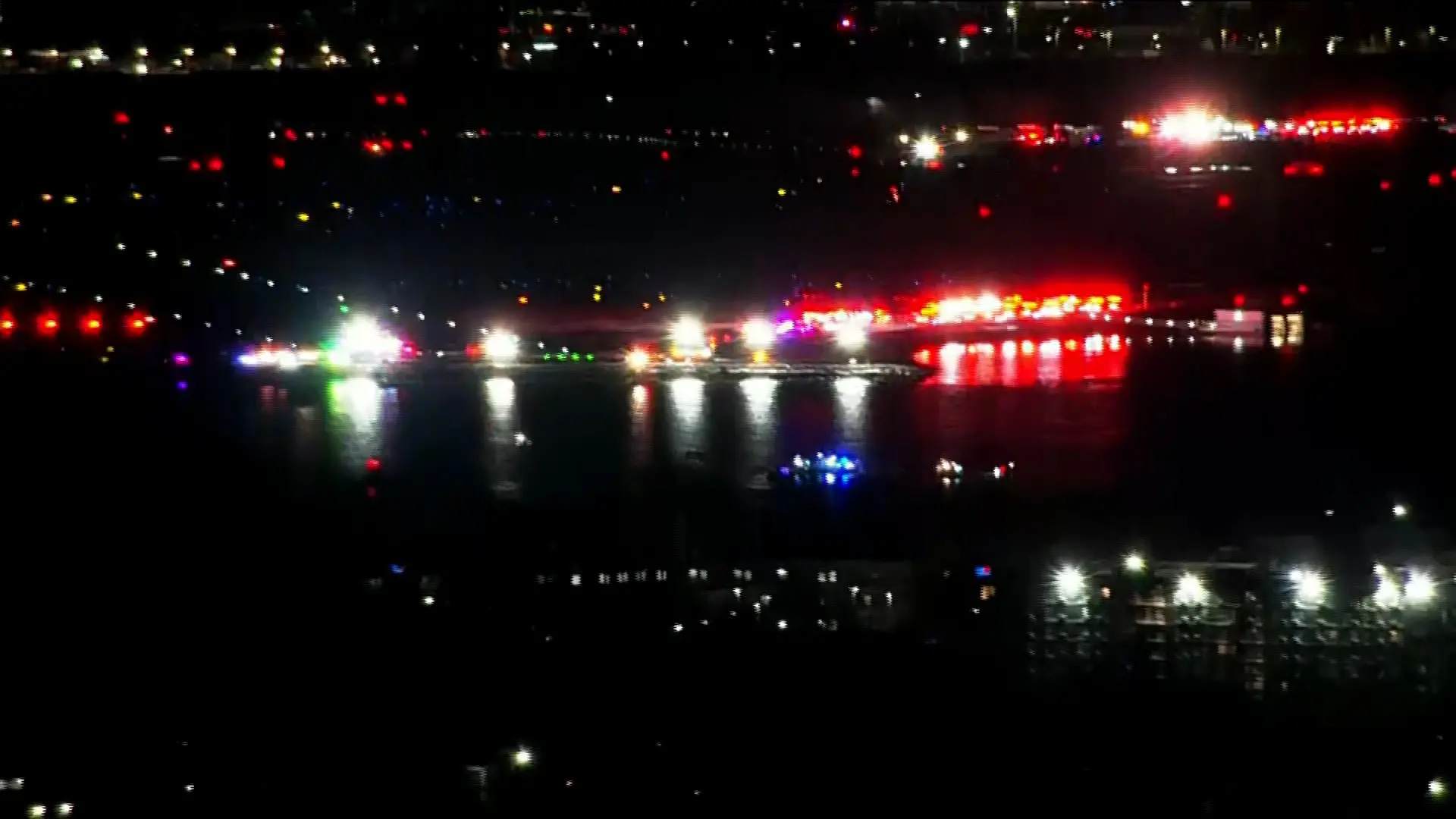 Imagem mostra local onde avião e helicóptero caiu no rio Potomac, Washington, capital dos Estados Unidos, na noite de 29 de janeiro de 2025. Avião bate em helicóptero e ambos caem em rio nos Estados Unidos; corpos são retirados do local