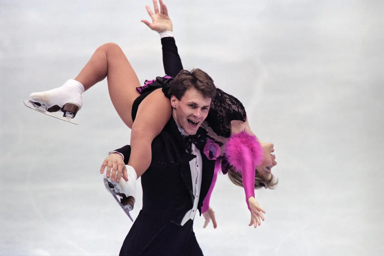 Imagem mostra casal de patinadores Evgenia Shishkova e Vadim Naumov, em competição em 1994. Patinadores russos, campeões mundiais, estão entre passageiros de avião que caiu nos EUA