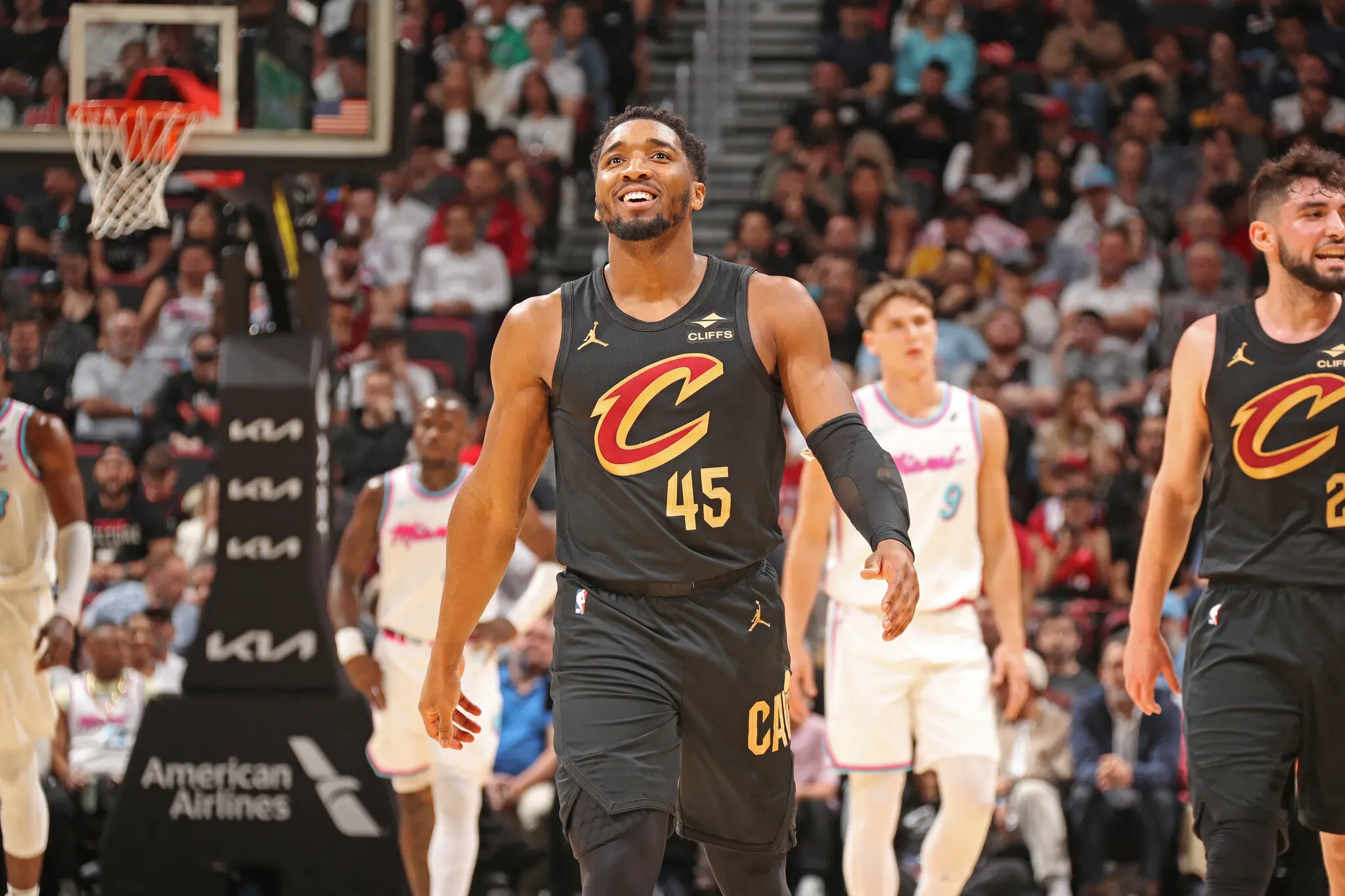Foto de Donovan Mitchell, jogador do Cleveland Cavaliers, durante jogo contra o Miami Heat na NBA 2024/25