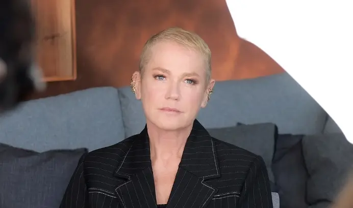 a imagem mostra a apresentadora Xuxa
