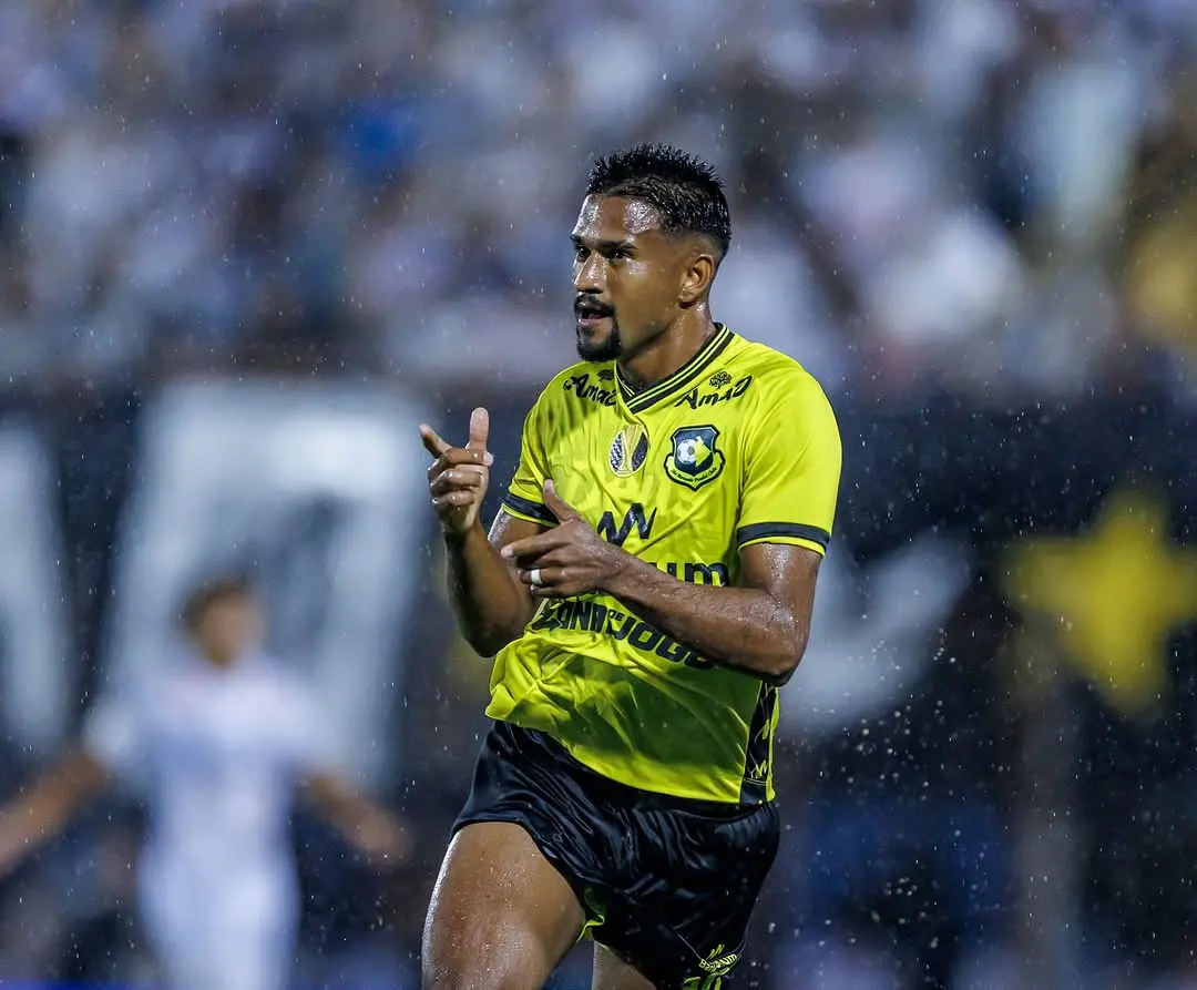 Foto de Lucas Rian, jogador do São Bernardo, durante jogo contra o Santos no Paulistão 2025
