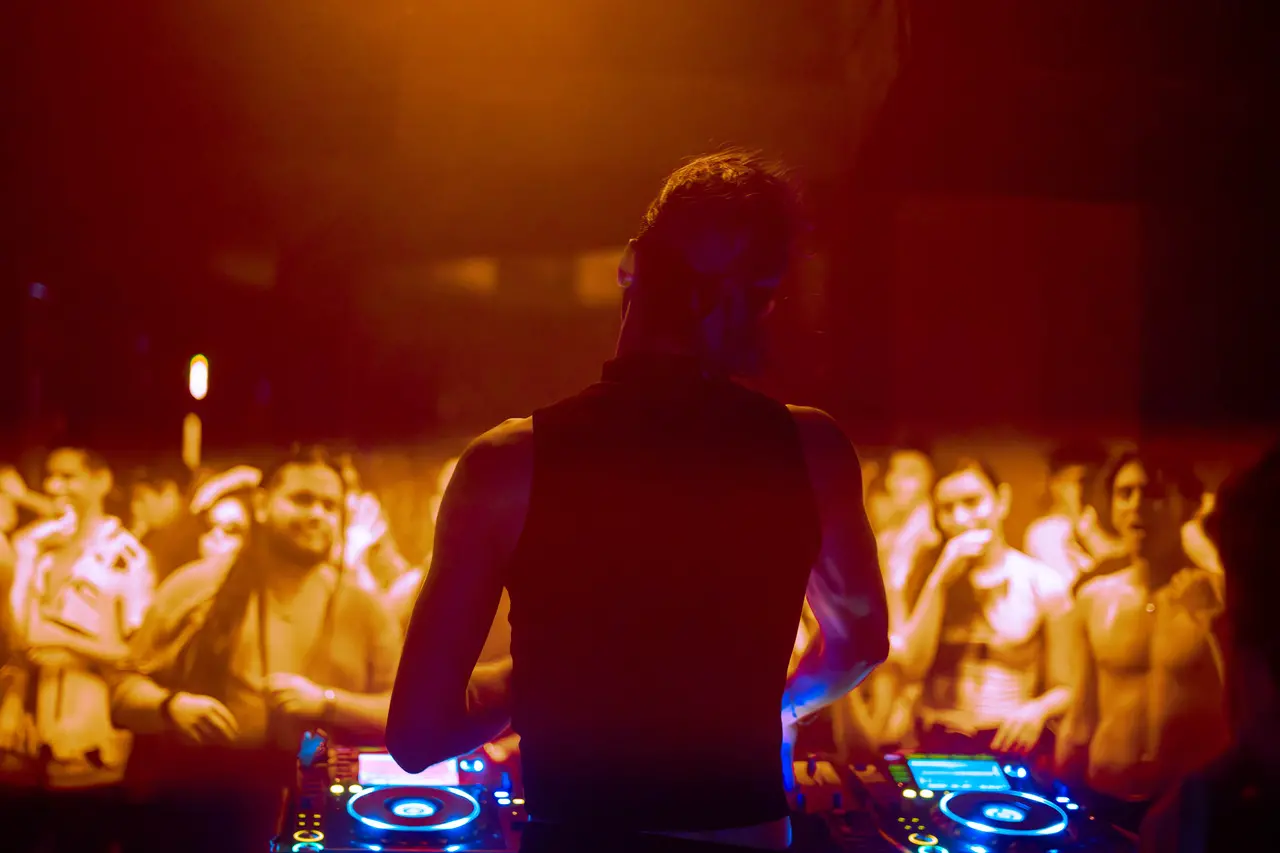 Músicas mais experimentais e conexão com os DJs fazem parte da cultura clubber