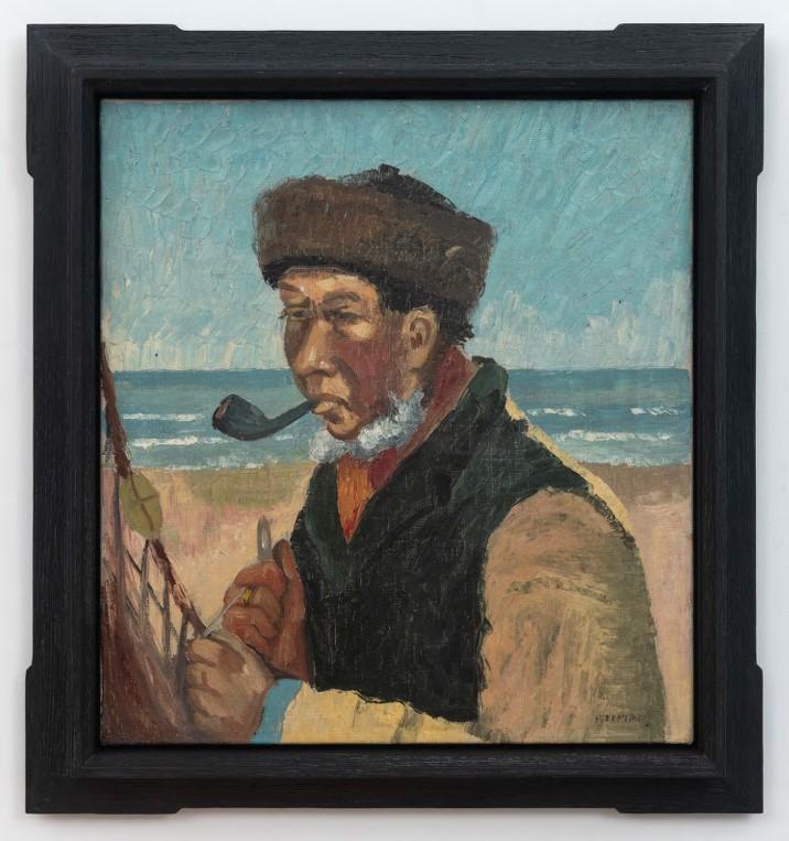Pintura de um homem com uma cachimbo, usando um chapéu escuro e roupa de inverno, em uma paisagem à beira-mar. O céu é azul e o mar está visível ao fundo.