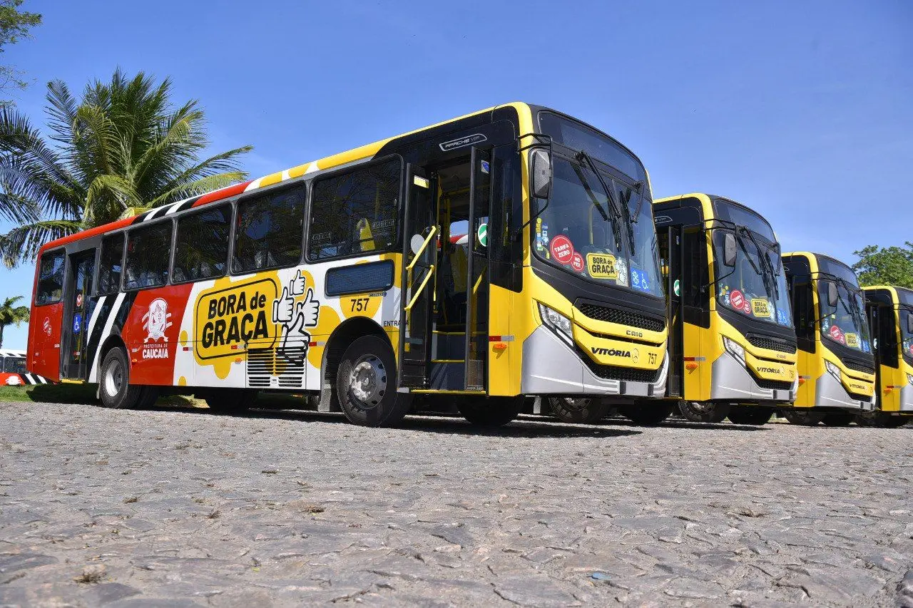 ônibus em pátio de Caucaia com o adesivo Bora de Graça