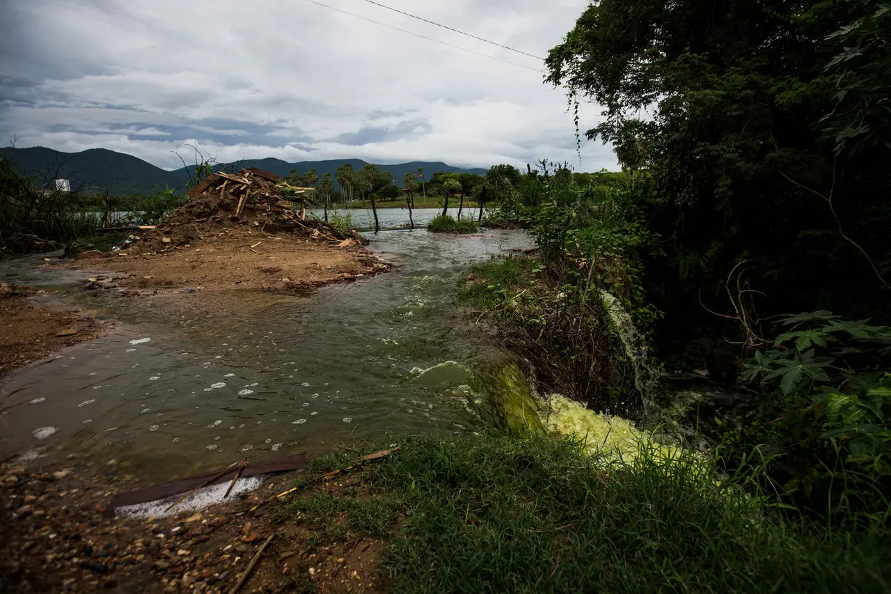 Lixo no sangradouro de açude