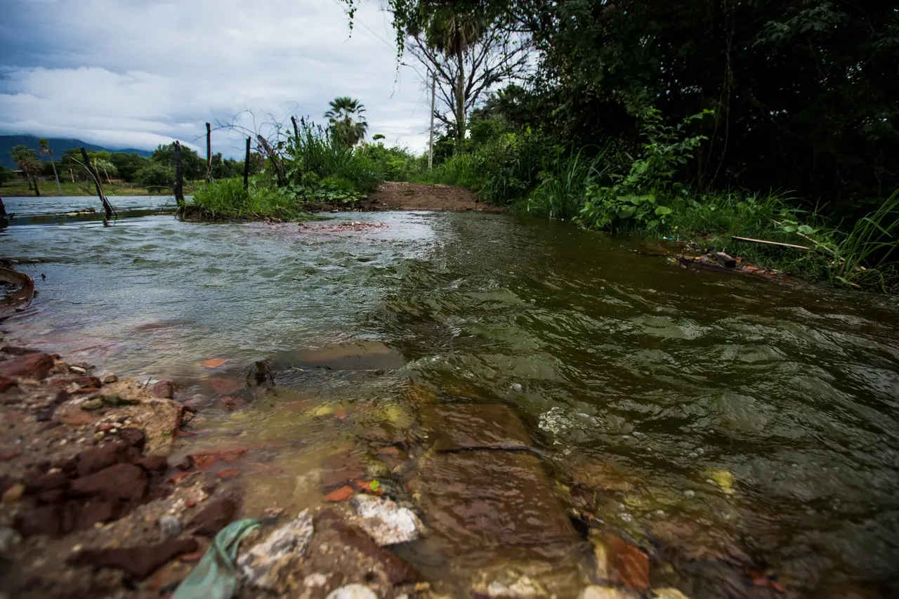 Água alaga entrada de via no açude Javan