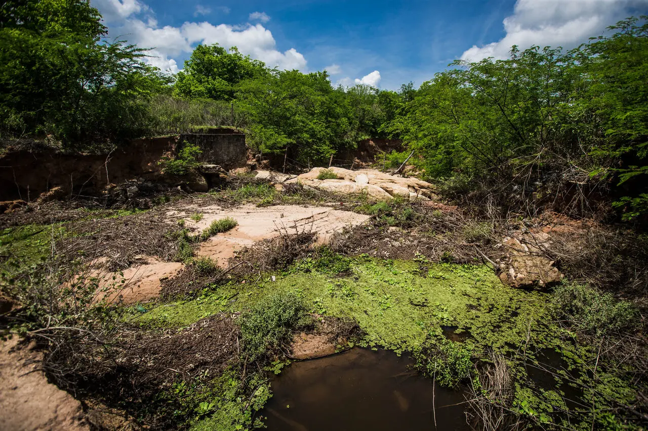 Área escavada em açude