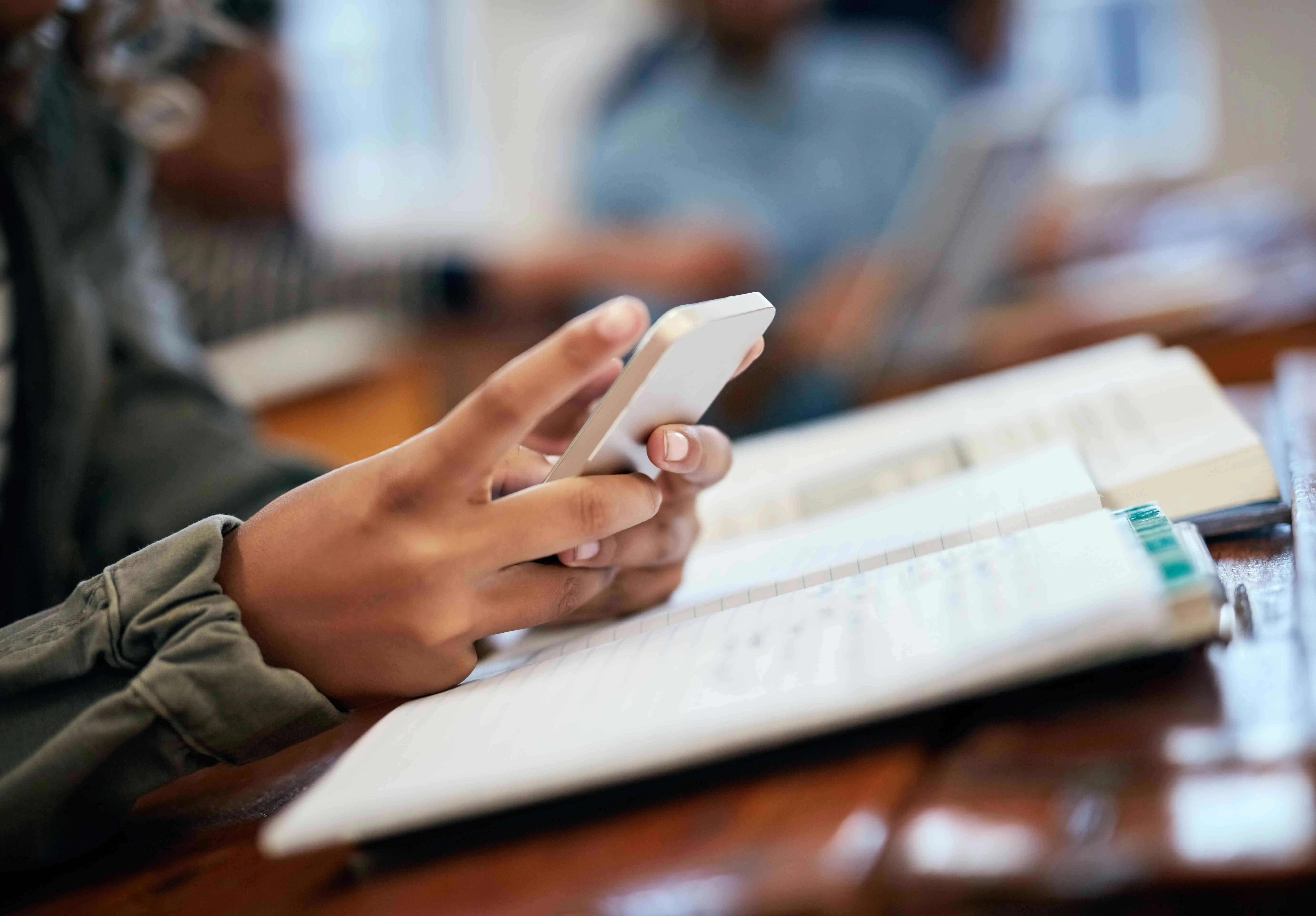 Proibição de celular nas salas de aula visa proteger crianças e adolescentes da superexposição a telas
