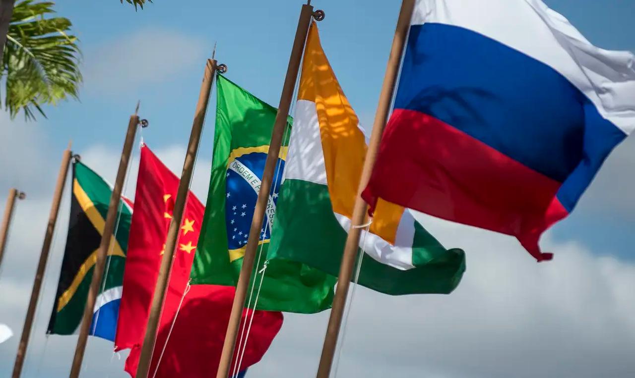 Imagem da bandeira dos Brics, grupo que Trump ameaça taxar com tarifas de até 100% caso bloco busque alternativas ao dólar