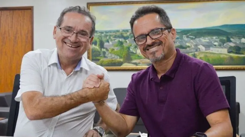 Imagem mostra, à esquerda, o antigo prefeito do Crato, Zé Ailton, apertando a mão do atual prefeito da cidade, André Barreto, à direita.