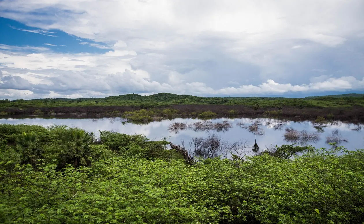 Açude no meio do sertão do Ceará