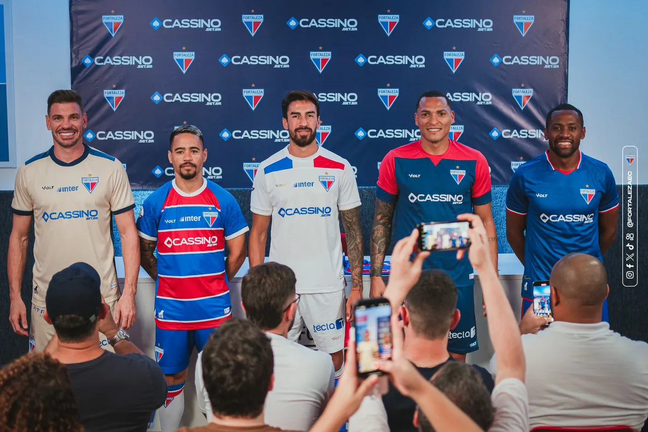 Jogadores do Fortaleza posam com camisa do clube na apresentação do novo patrocinador