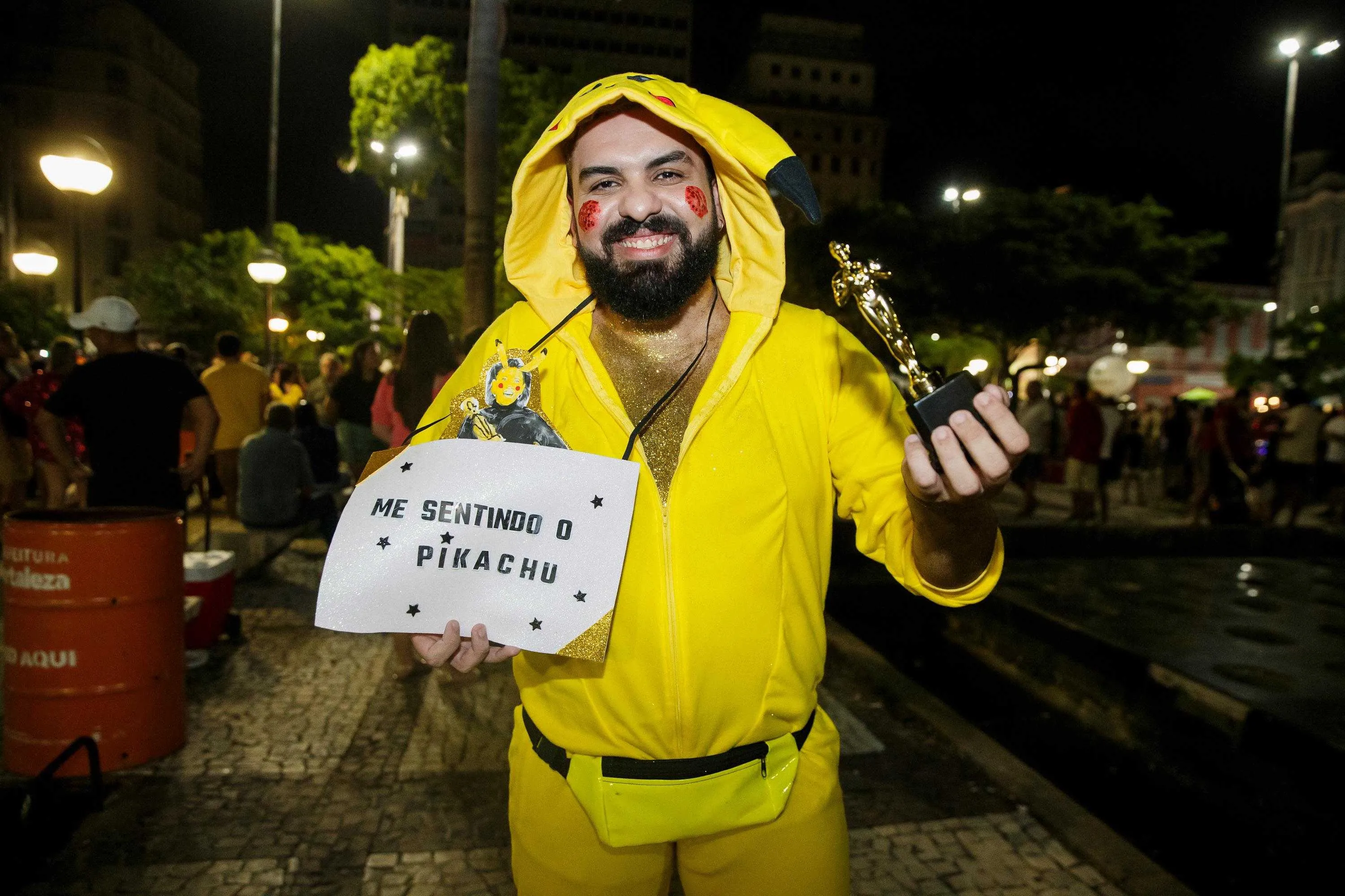 Homem se fantasiou de pikachu para primeiro dia do Pré-Carnaval de Fortaleza
