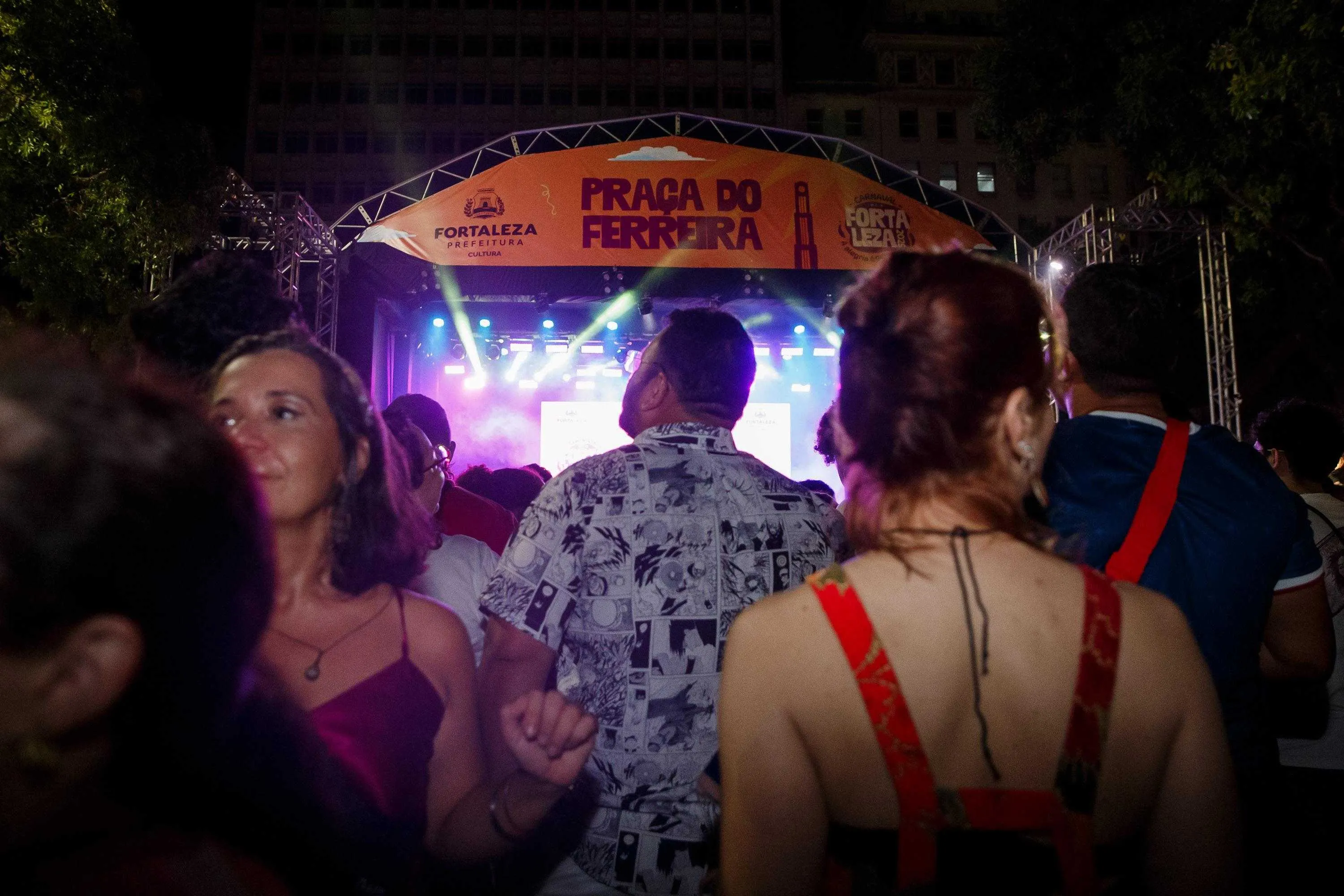 O primeiro dia do Pré-Carnaval de Fortaleza ocorreu na Praça do Ferreira