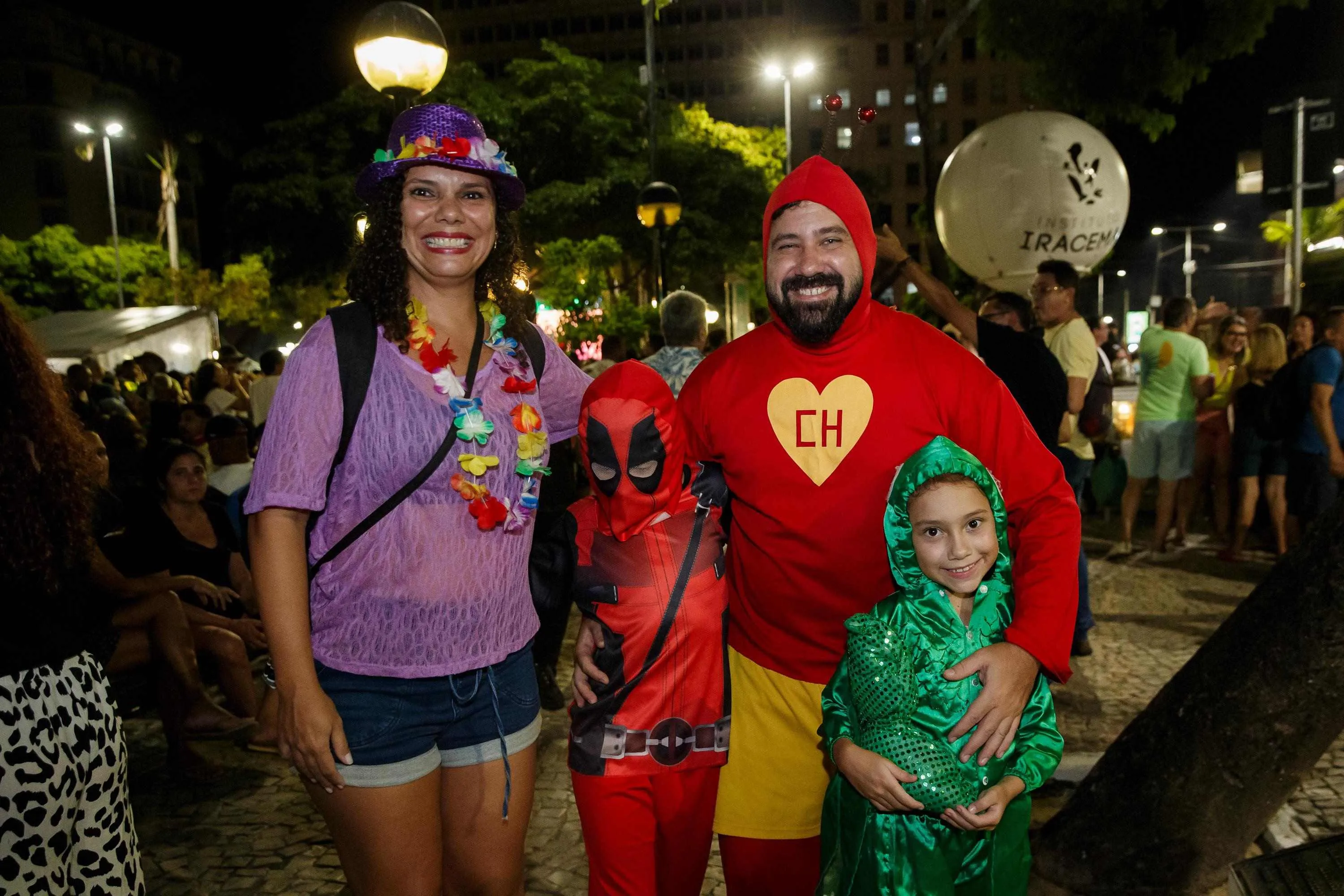 Família inteira veio fantasiada para o primeiro dia do Pré-Carnaval de Fortaleza