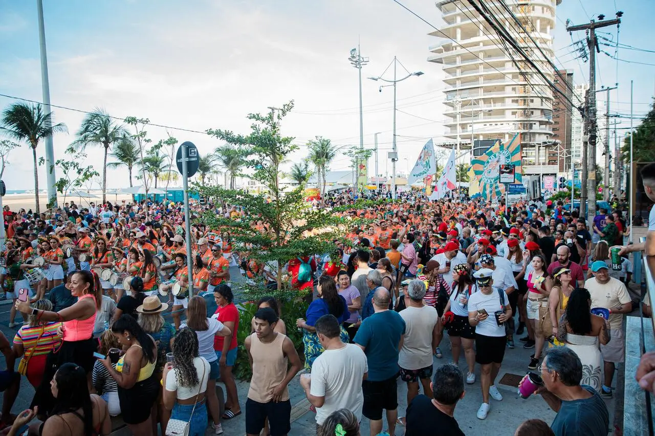 Avenida Beira Mar está lotada de foliões