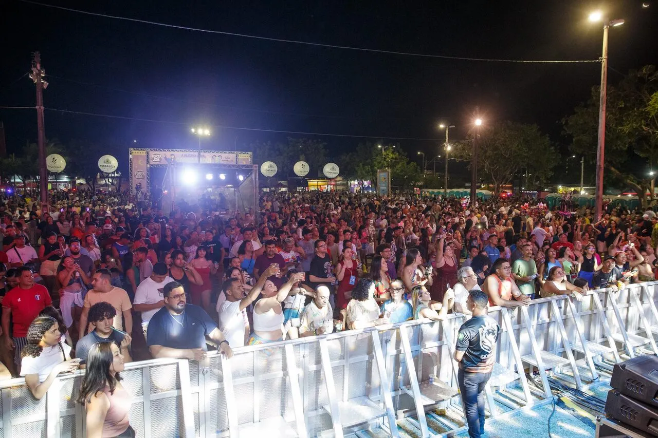 Público chegou cedo para garantir lugar pertinho do palco