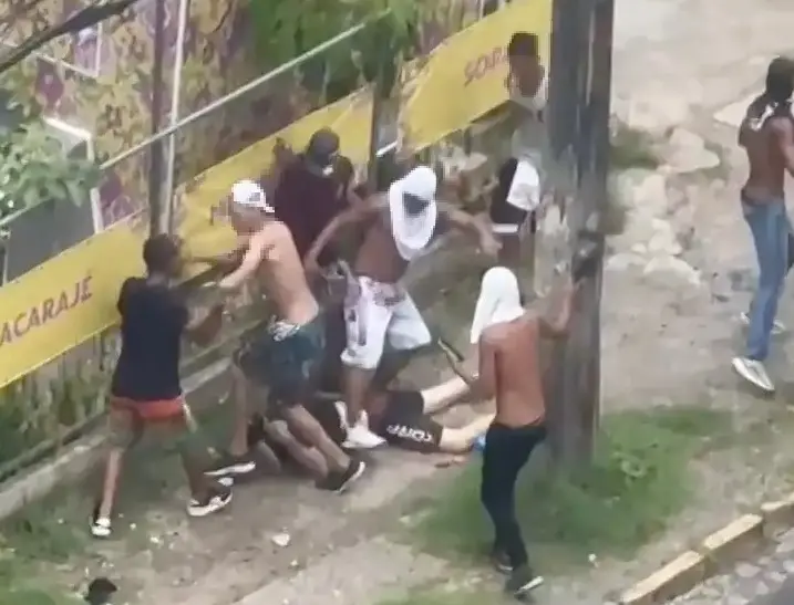 Cena de briga entre torcedores em Recife