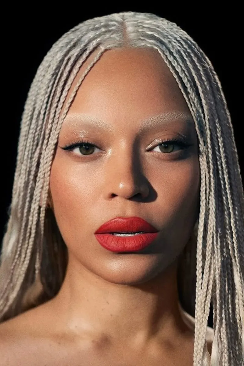 Após o anúncio, a diva pop compartilhou uma foto com sobrancelhas descoloridas, tranças loiras platinadas e batom vermelho, visual semelhante ao das imagens promocionais de seu álbum 'Cowboy Carter', lançado em março de 2024.