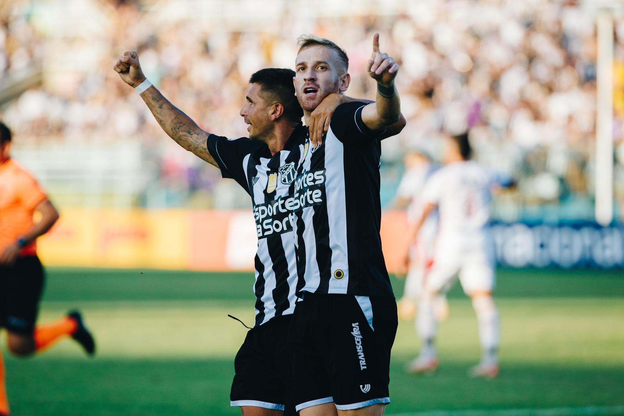 Foto de Pedro Henrique e Mugni comemorando gol