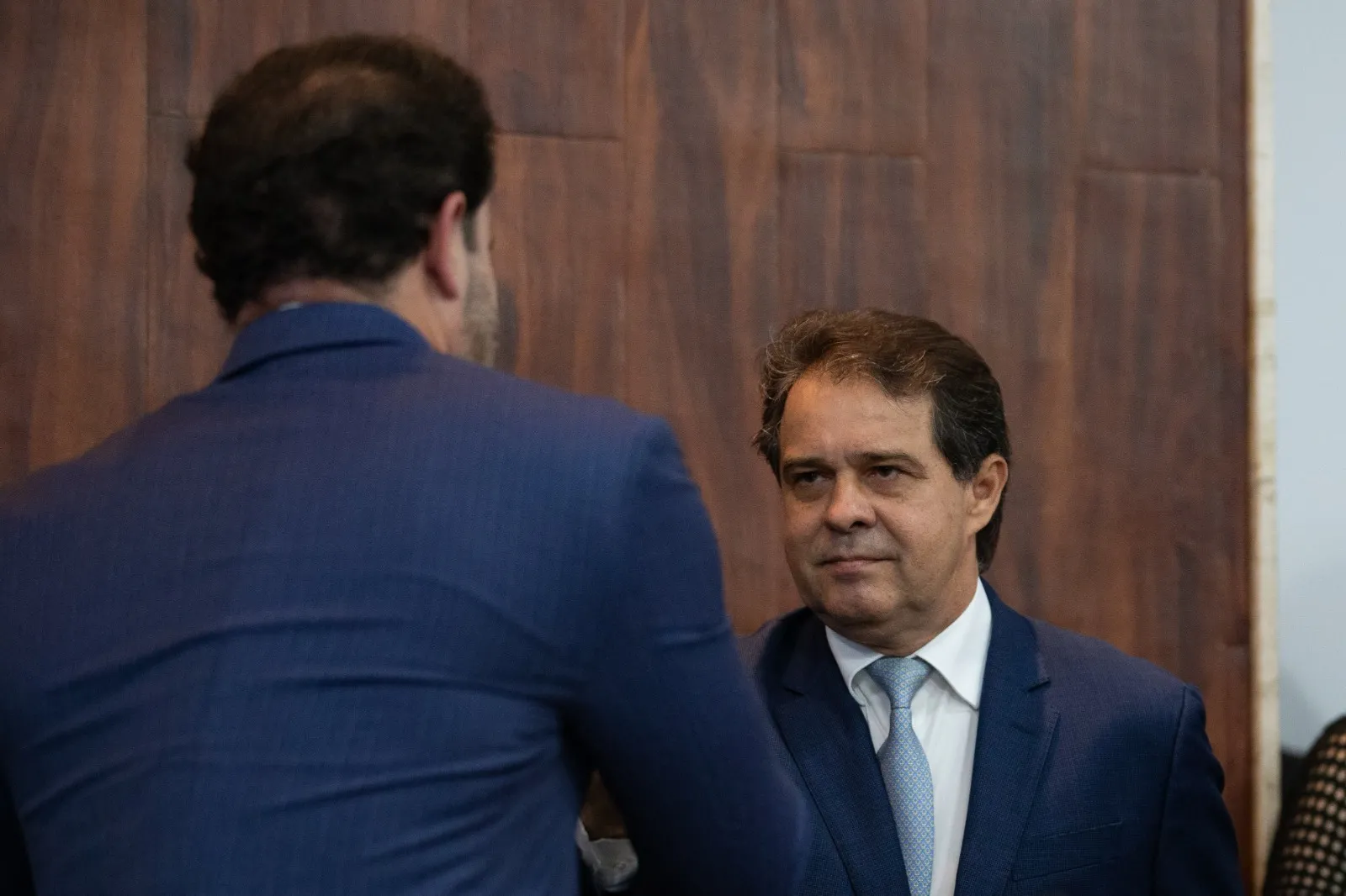 Evandro Leitão e Léo Couto se cumprimentam na primeira sessão ordinária da Câmara Municipal de Fortaleza de 2025