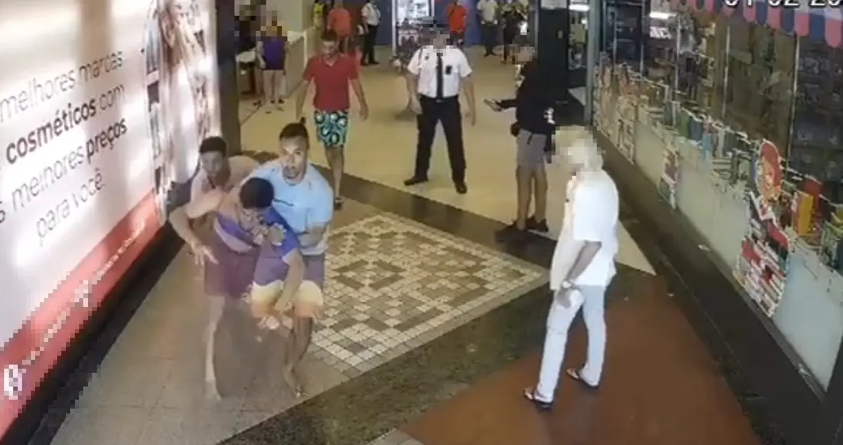 Vítima foi agredida e retirada do shopping à força. Cena espantou clientes do estabelecimento