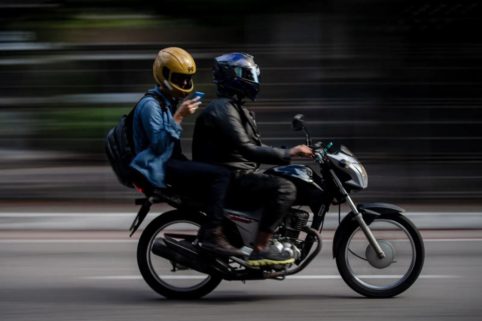 O debate sobre o transporte por moto de aplicativo passa por questões de segurança viária e saúde pública, além dos custos para a população e da renda dos motociclistas