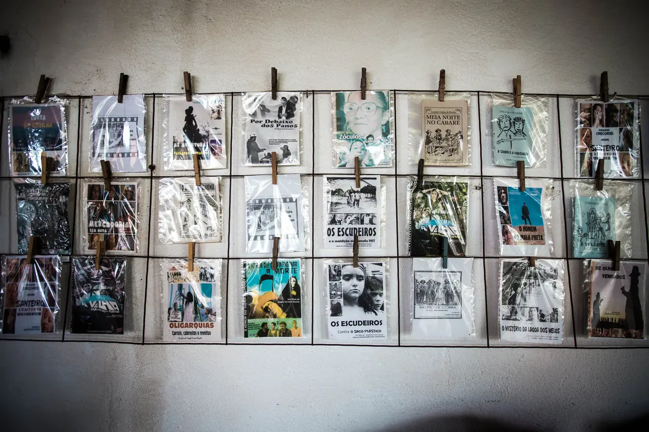 DVDs e folhetos de cordel expostos em varal