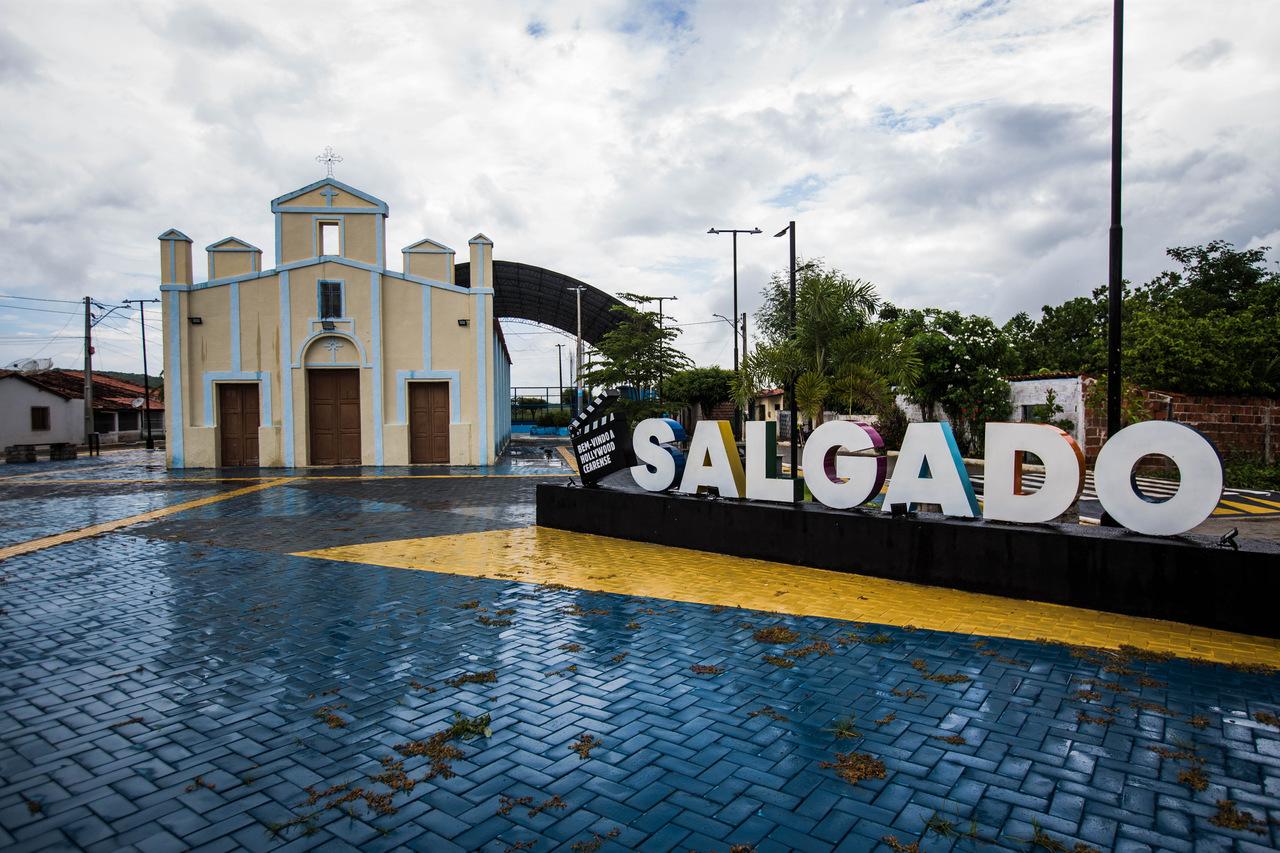 Letreiro do povoado de Salgado ao lado da igreja matriz