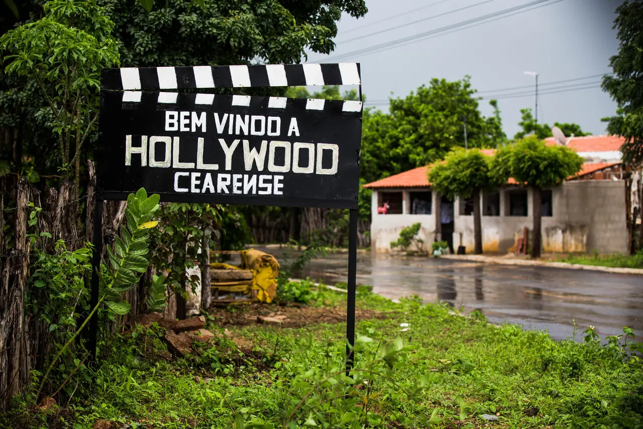 Placa de Bem-vindo à Hollywood cearense perto de estrada no Ceará