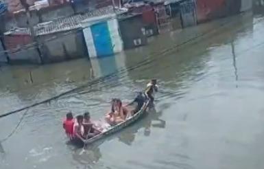 Moradores de bairro trafegam em barcos